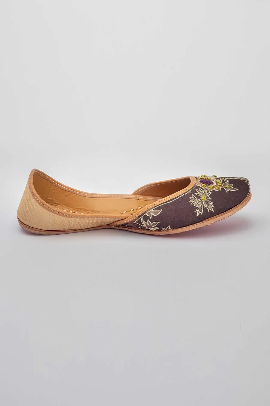 Brown Jutti With Floral Print & Zari